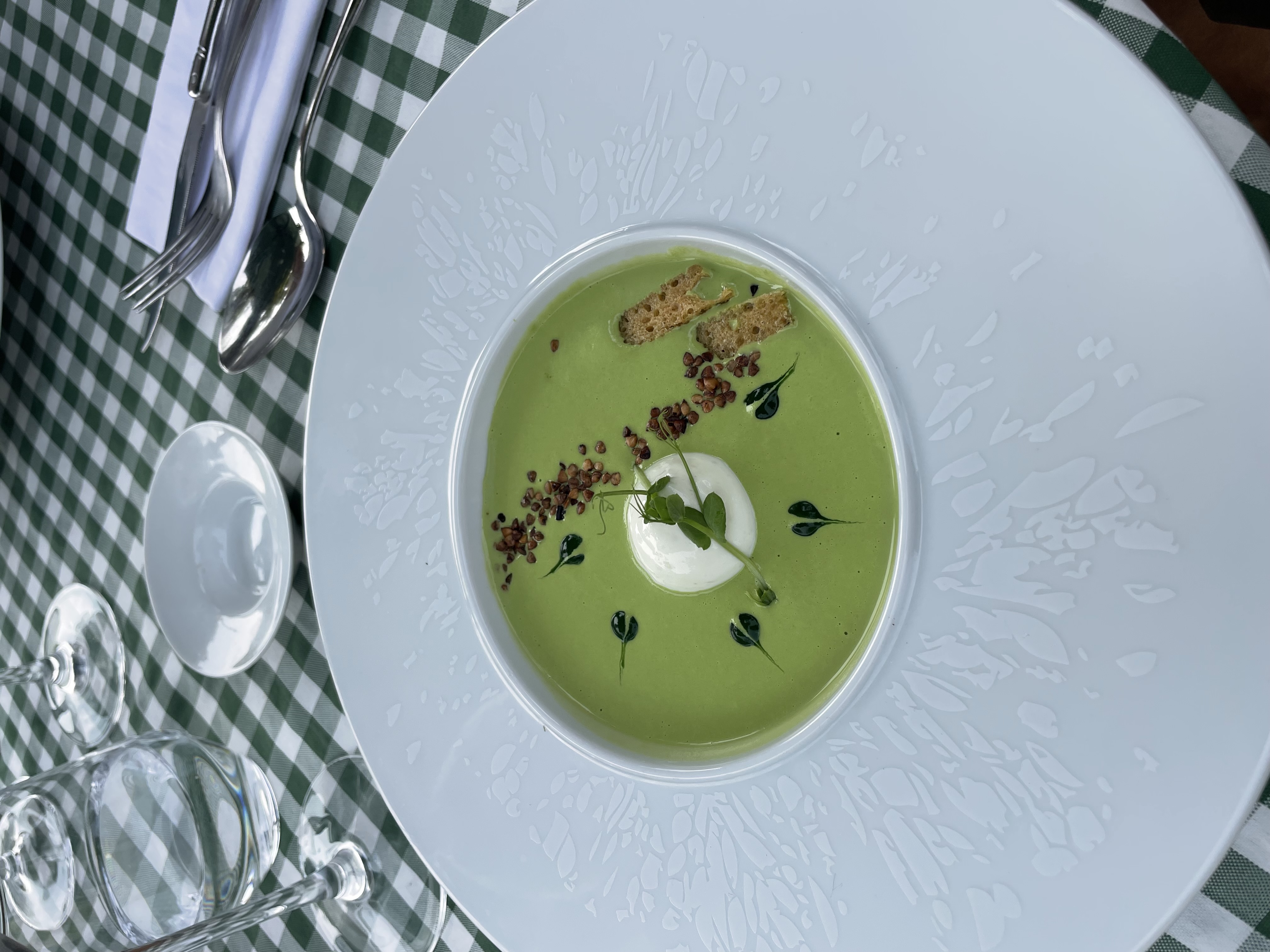 Forret med grøn ærtesuppe på Fleur d'Olargues