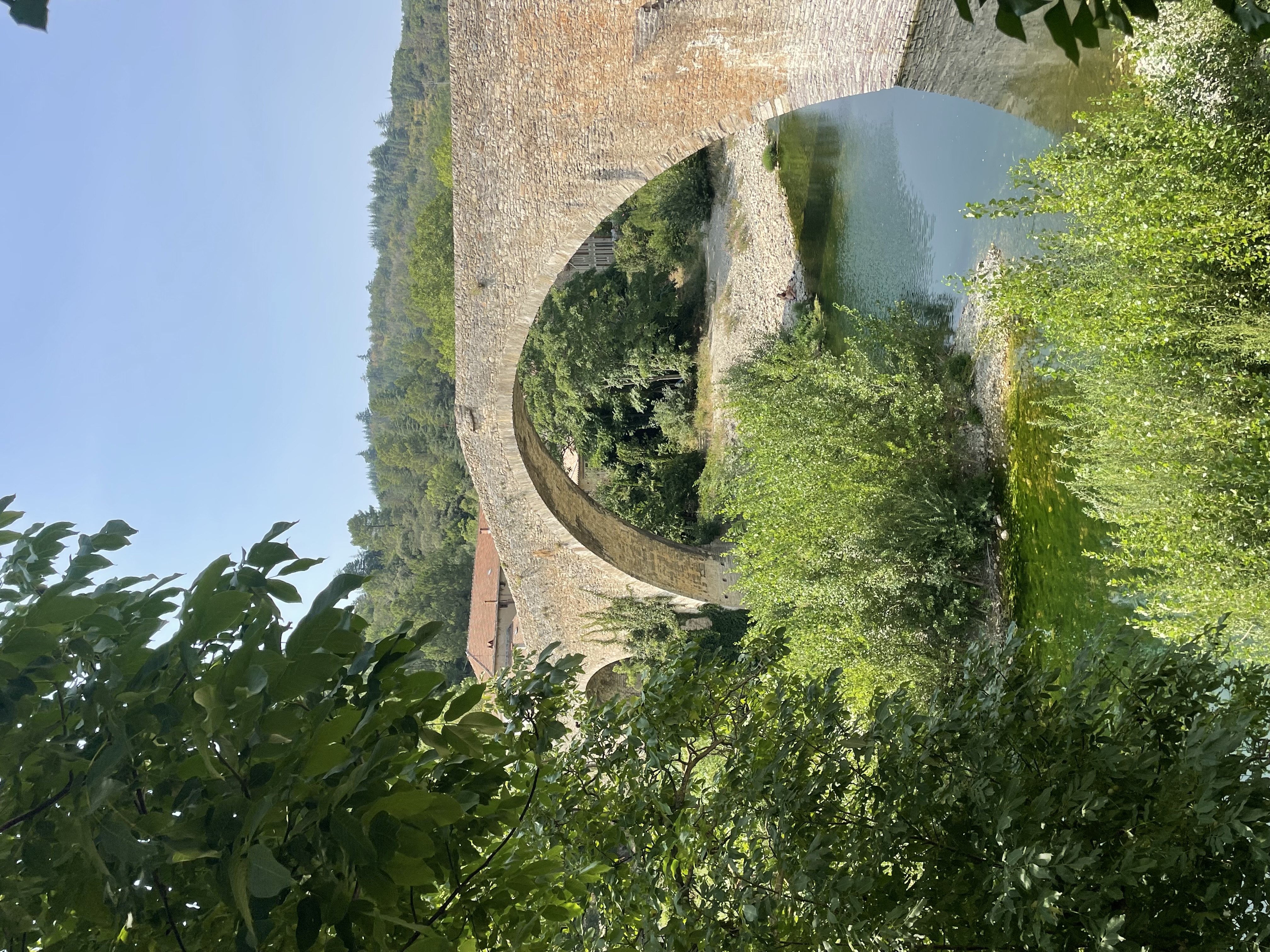 Den gamle stenbro Pont du Diable over floden i Olargues