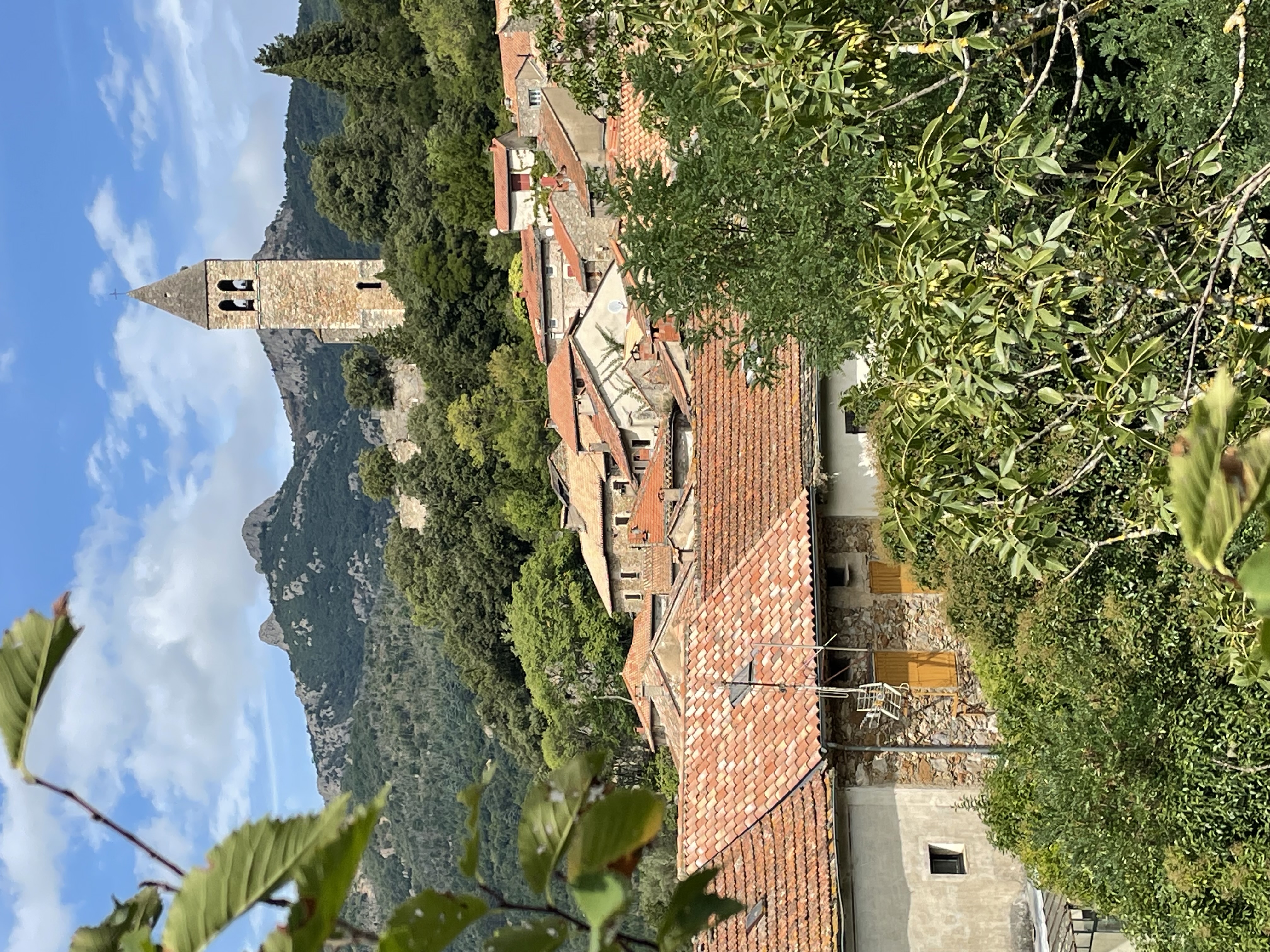 Olargues set fra oven med det gamle kirketårn og bjergene bag byen